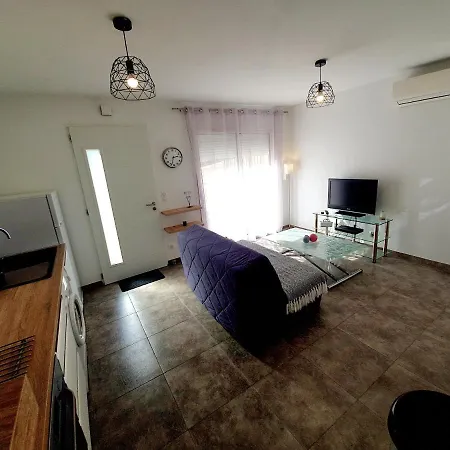 F2 Neuf Calme Climatise Wifi Parking - 1,5 Km Apartmán *